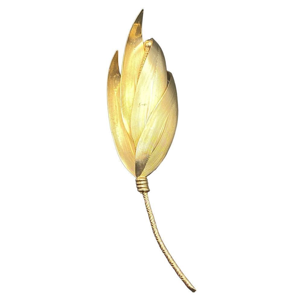 Vintage large flower pin in gold tone detailed stem brooch